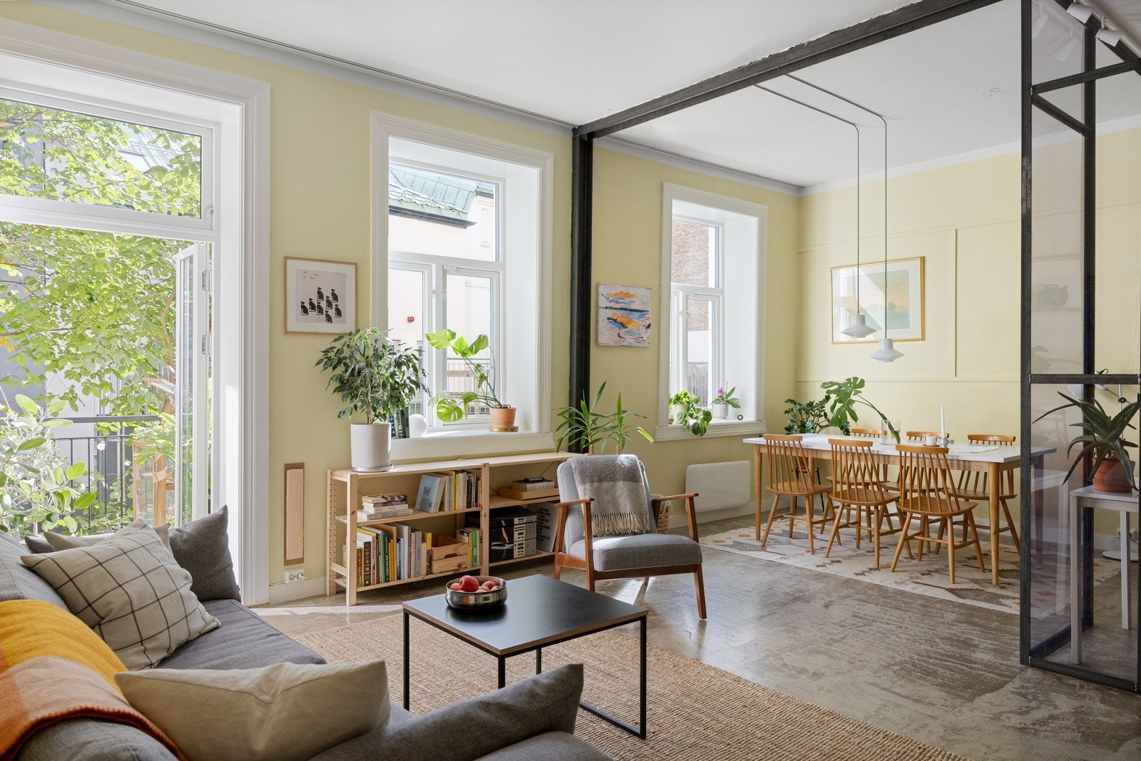 Stuen har åpen løsning mot spisestue. Galleribilde