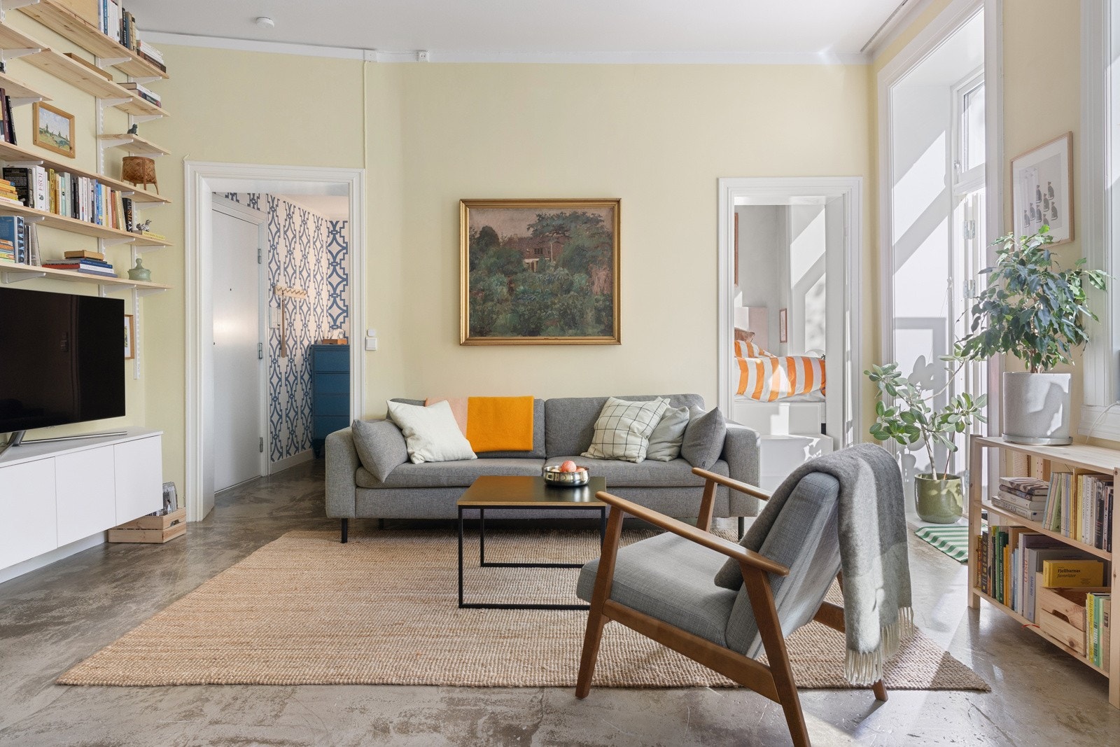 Stuen har god plass til sittegruppe og TV-seksjon. Galleribilde