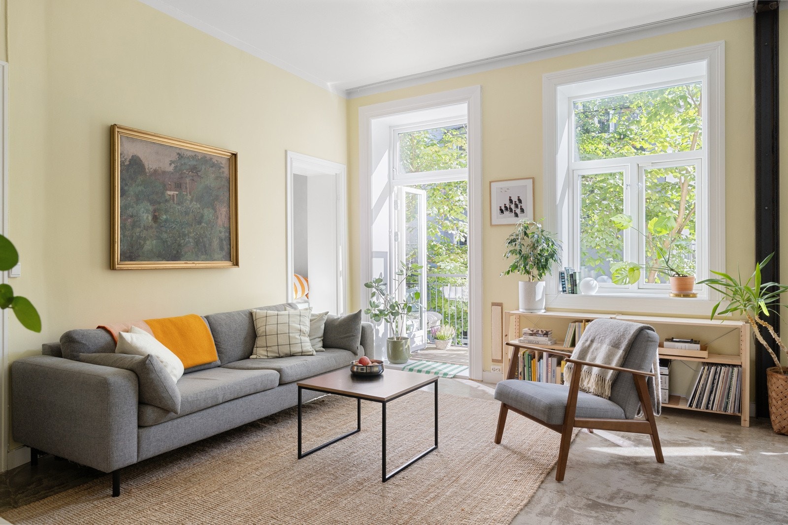 Leiligheten oppleves lys og romslig, med store vindusflater og god takhøyde. Galleribilde