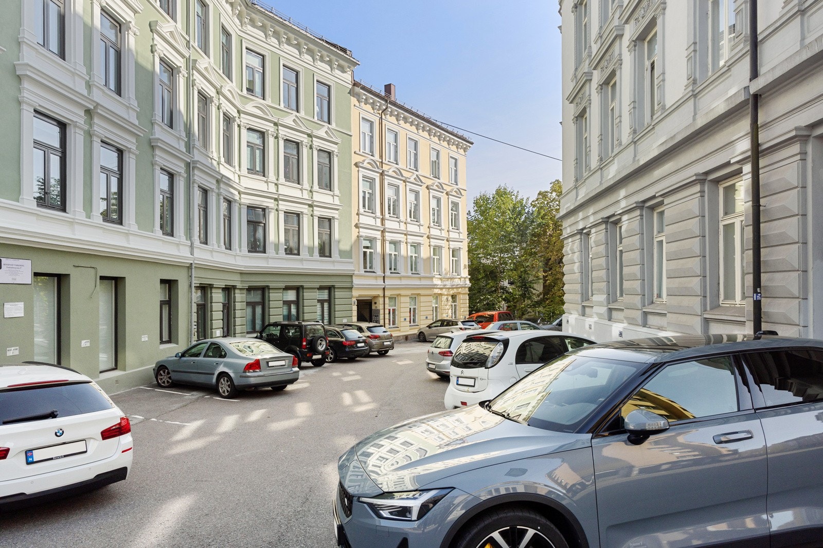 Sameiet har 12 parkeringsplasser til disposisjon for seksjonseierne. Førstemann-til-mølla. Galleribilde