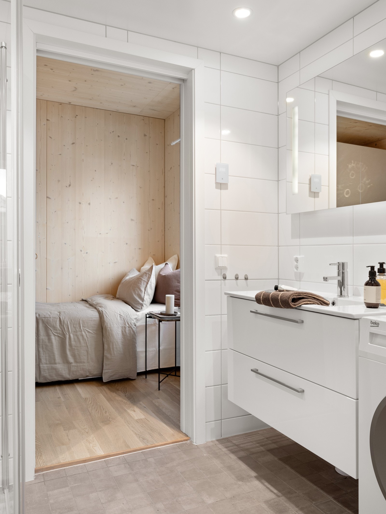 Rommet har også dusjhjørne med foldbare glassvegger, veggmontert toalett, opplegg for vaskemaskin, vannbåren gulvvarme og balansert ventilasjon. Galleribilde