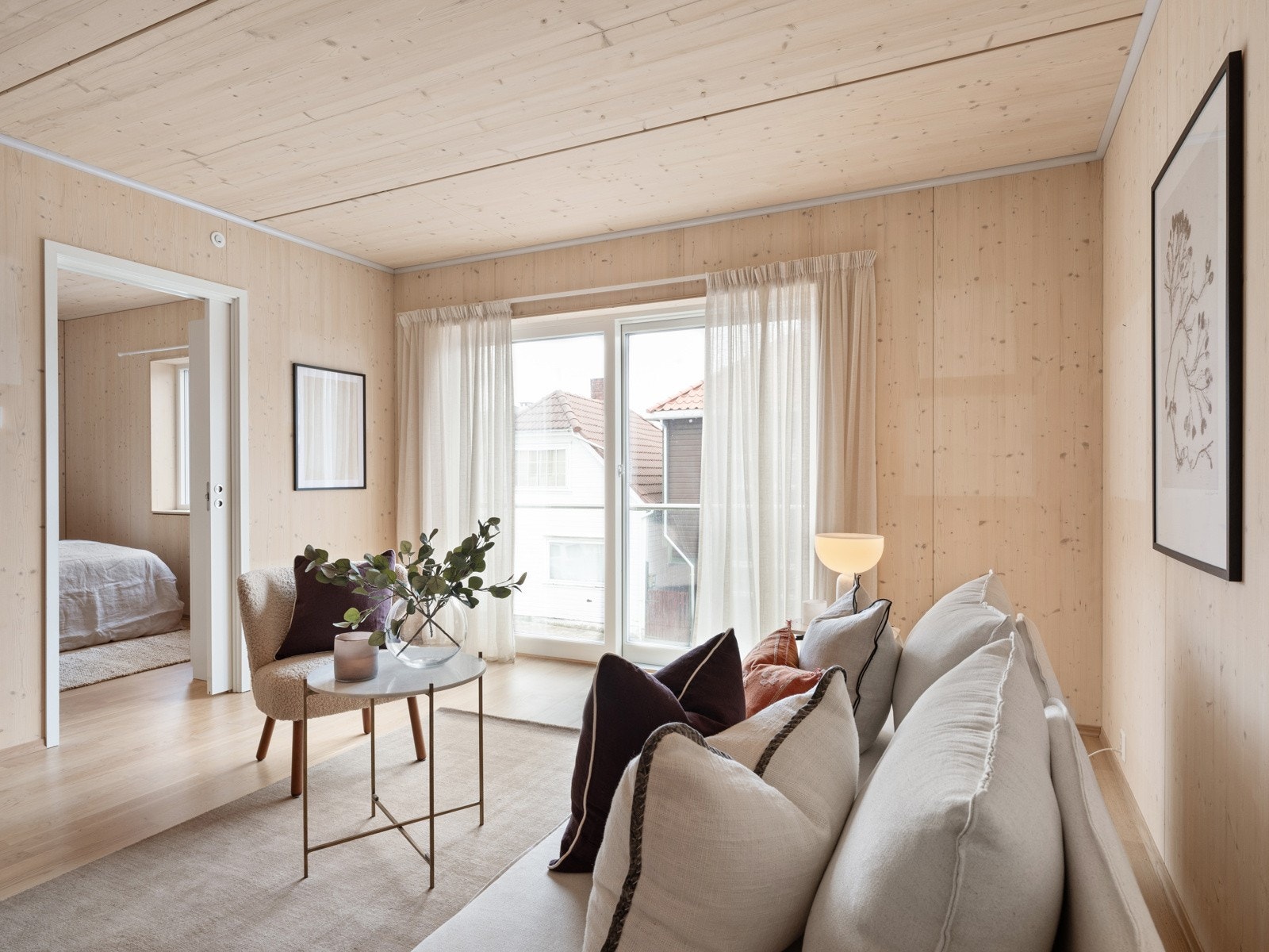 I den ene enden har du store glassfelt i skyvedør til fransk balkong, og vinduene tilfører rikelig med naturlig lys. Galleribilde
