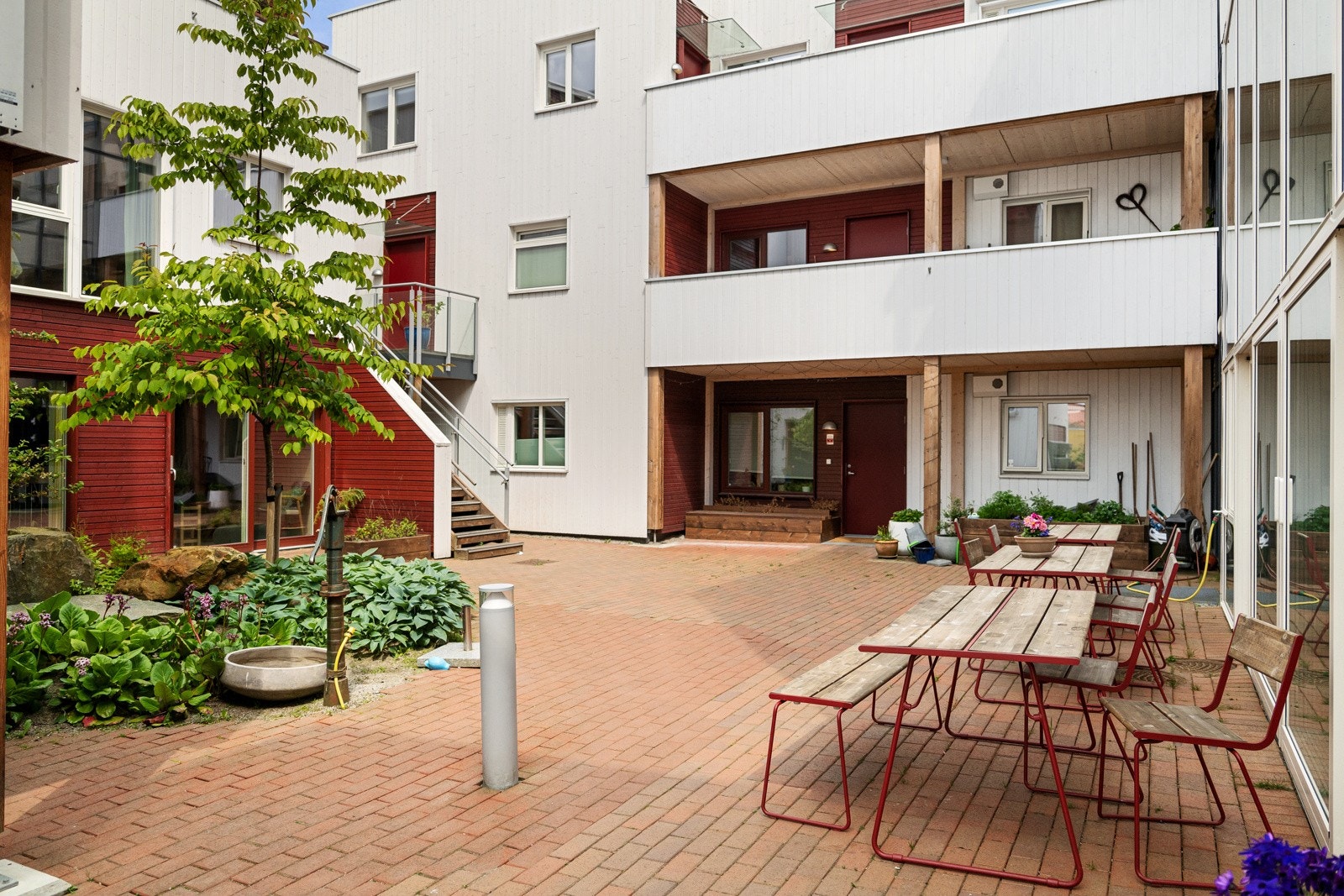 Videre er det fine uteplasser rundt omkring på tomten, med blant annet sittegrupper, lekeapparater, grill og variert beplantning. Galleribilde