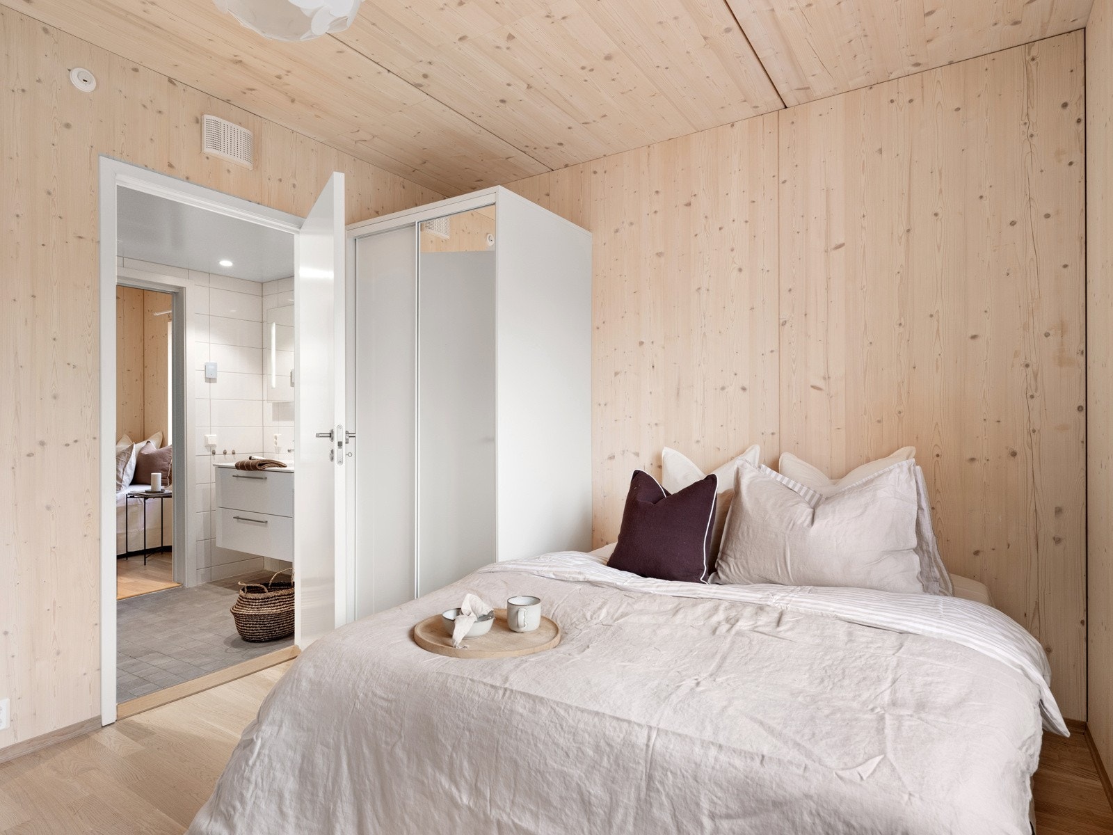 På hovedsoverommet er det montert skyvedørsgarderobe med en speilfront. Galleribilde