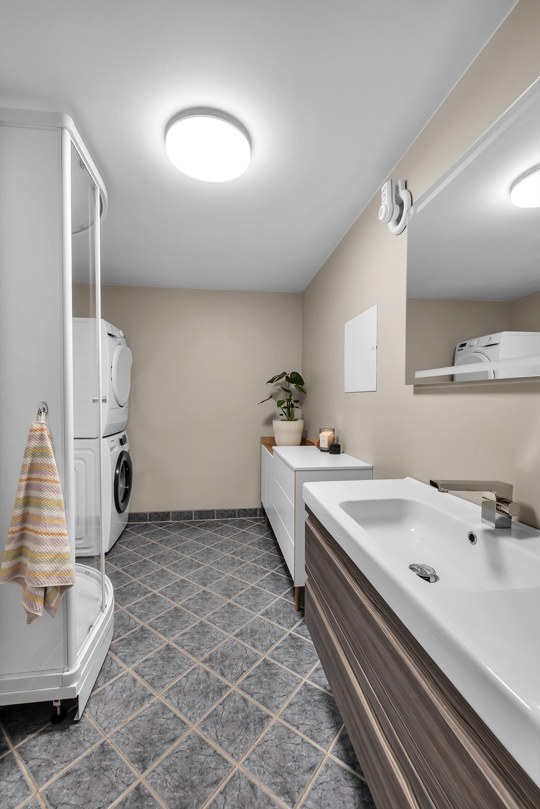 Gulvet er flislagt med gulvvarme. God innredning. Galleribilde