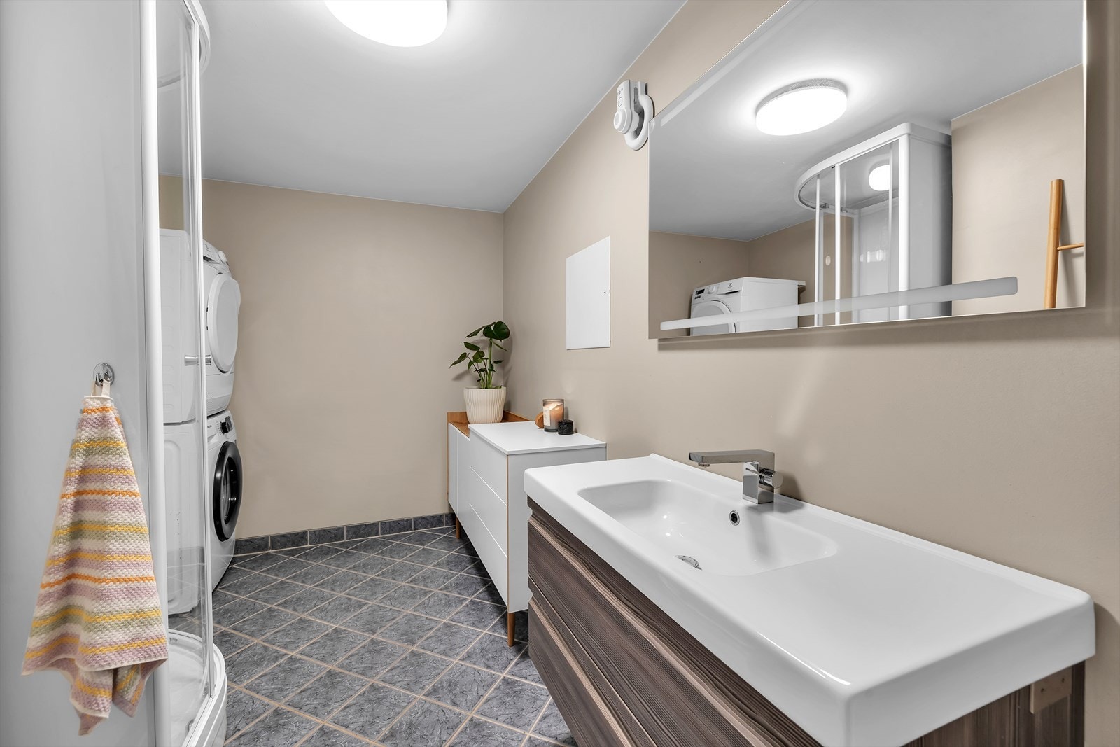 Badet har flislagt gulv med gulvvarme Galleribilde