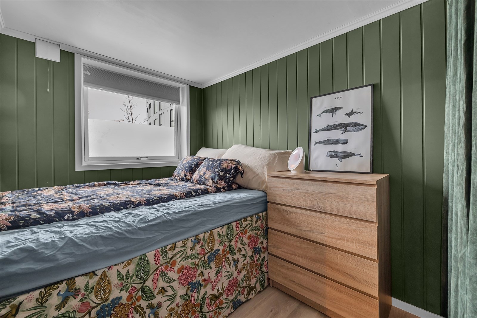 Soverommet er smart innredet med seng med oppbevaring under Galleribilde