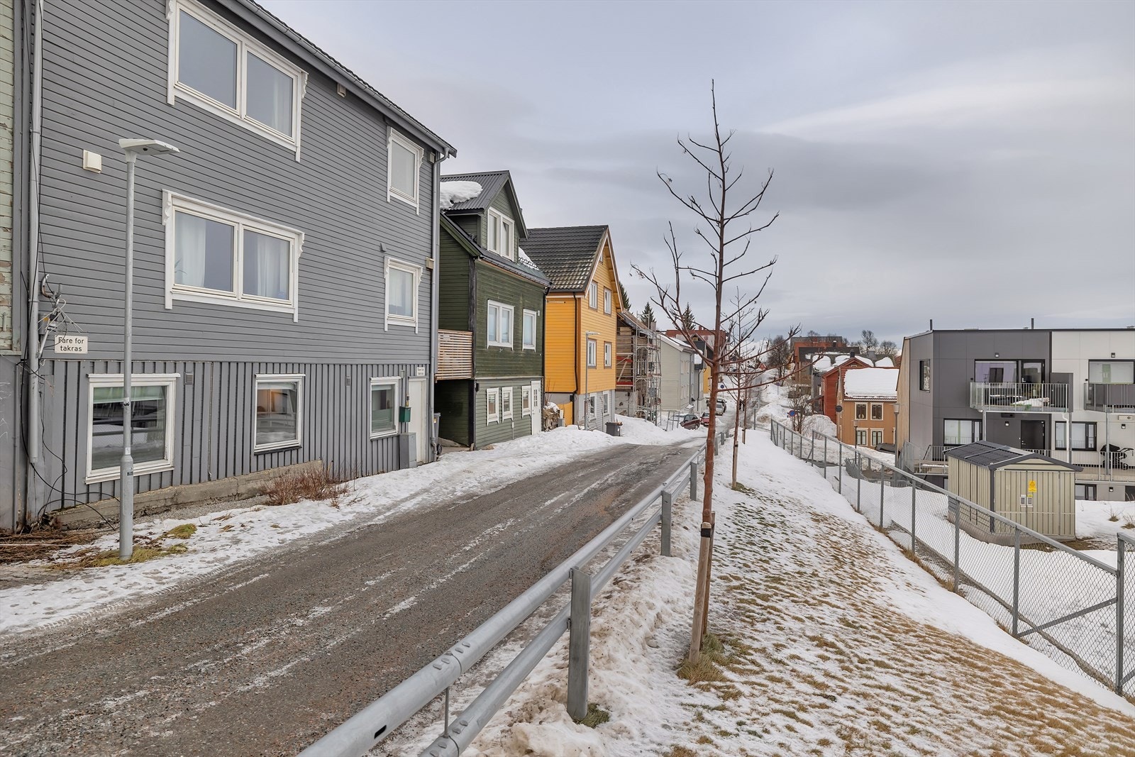 Leiligheten er beliggende i gate uten særlig gjennomgangstrafikk Galleribilde