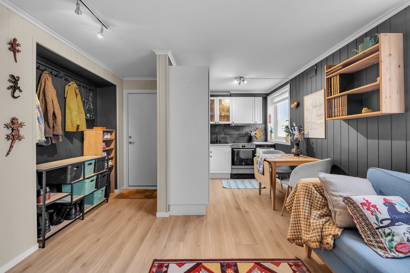 Lyst og innbydende oppholdsrom med laminatgulv, oppgradert kjøkken og øvrige overflater Galleribilde