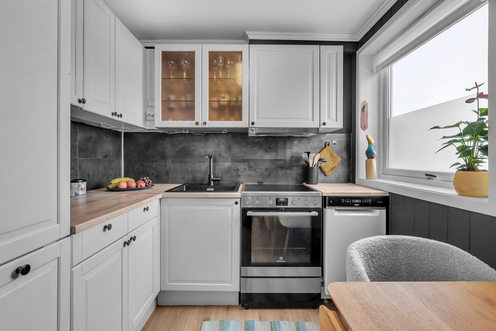 Innholdsrikt kjøkken med godt med benke- og oppbevaringsplass Galleribilde