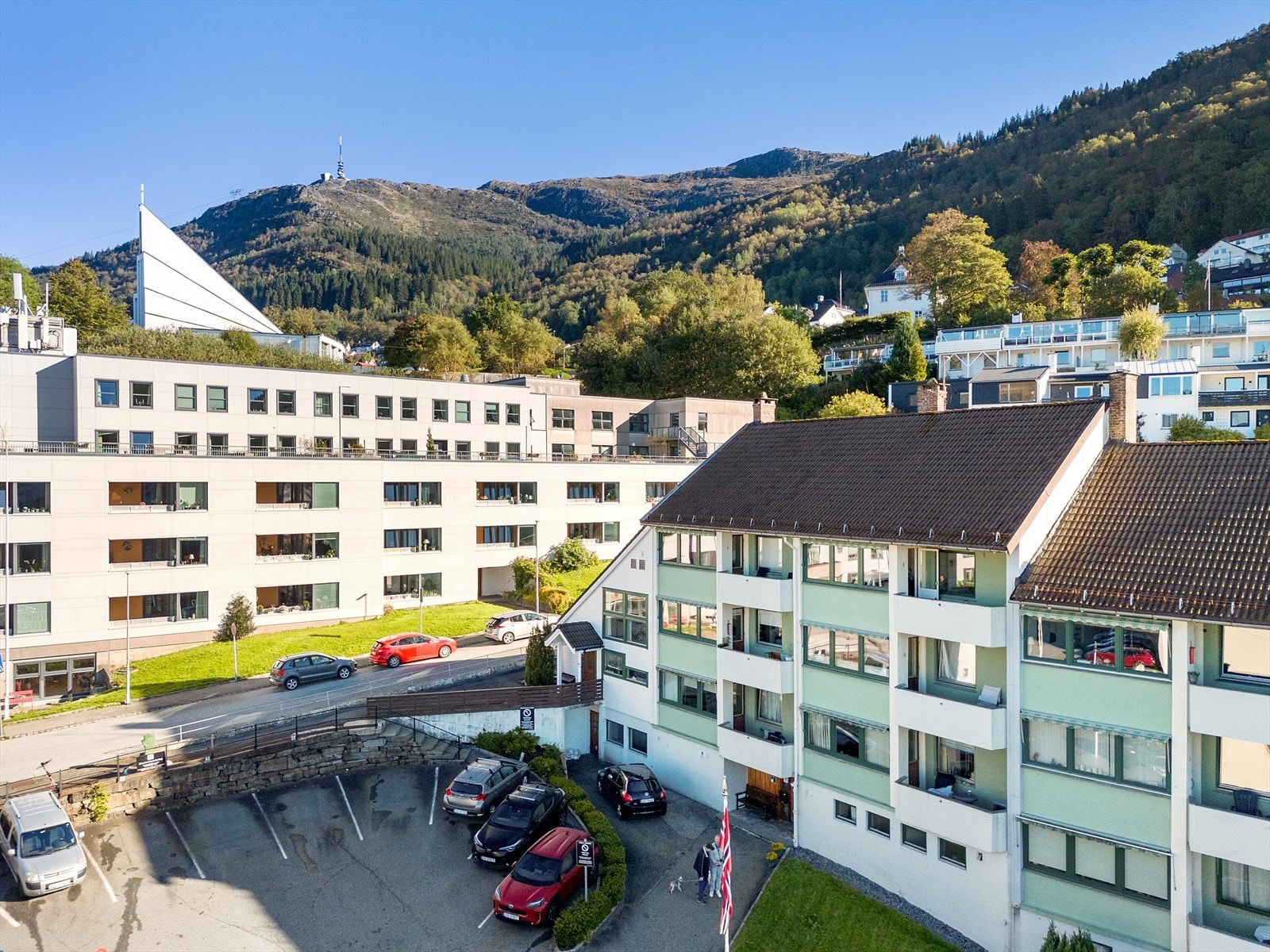 - Leiligheten hører til Landås Borettslag som består av 144 andeler - Galleribilde