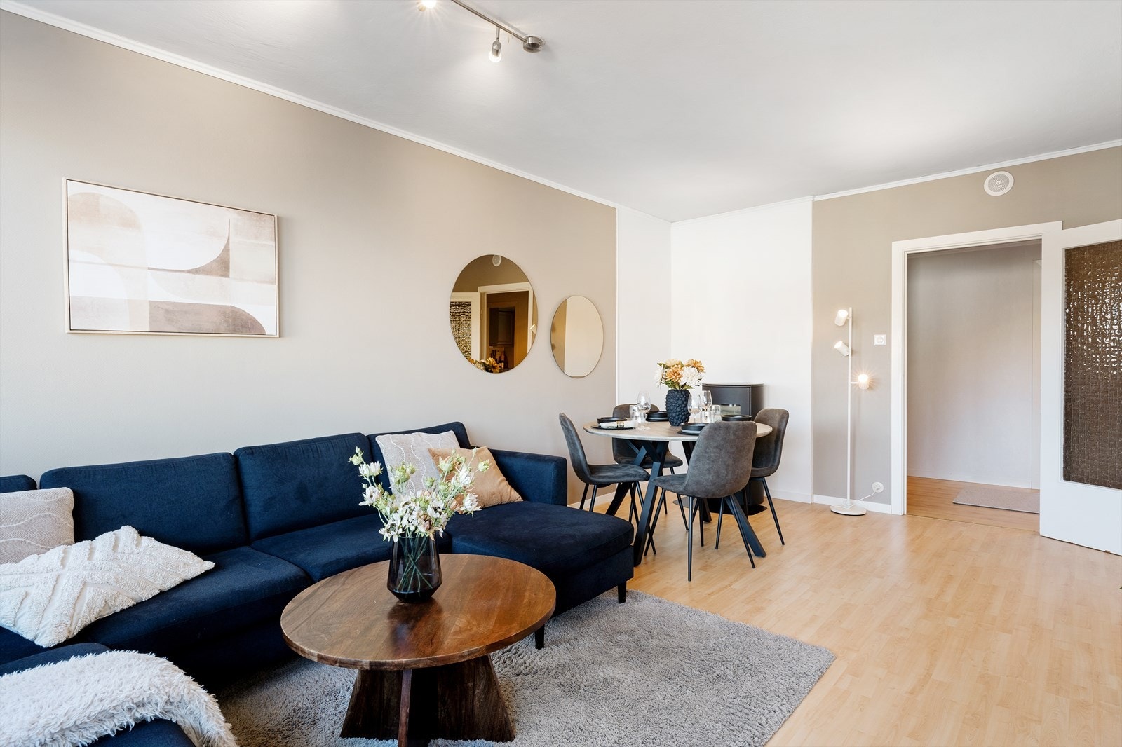 - Malt i moderne, lyse farger som gjør det enkelt å innrede - Galleribilde