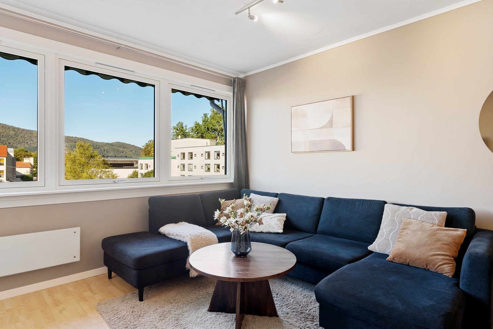 - Leiligheten har en romslig og moderne stue på 20,2 m² - Galleribilde