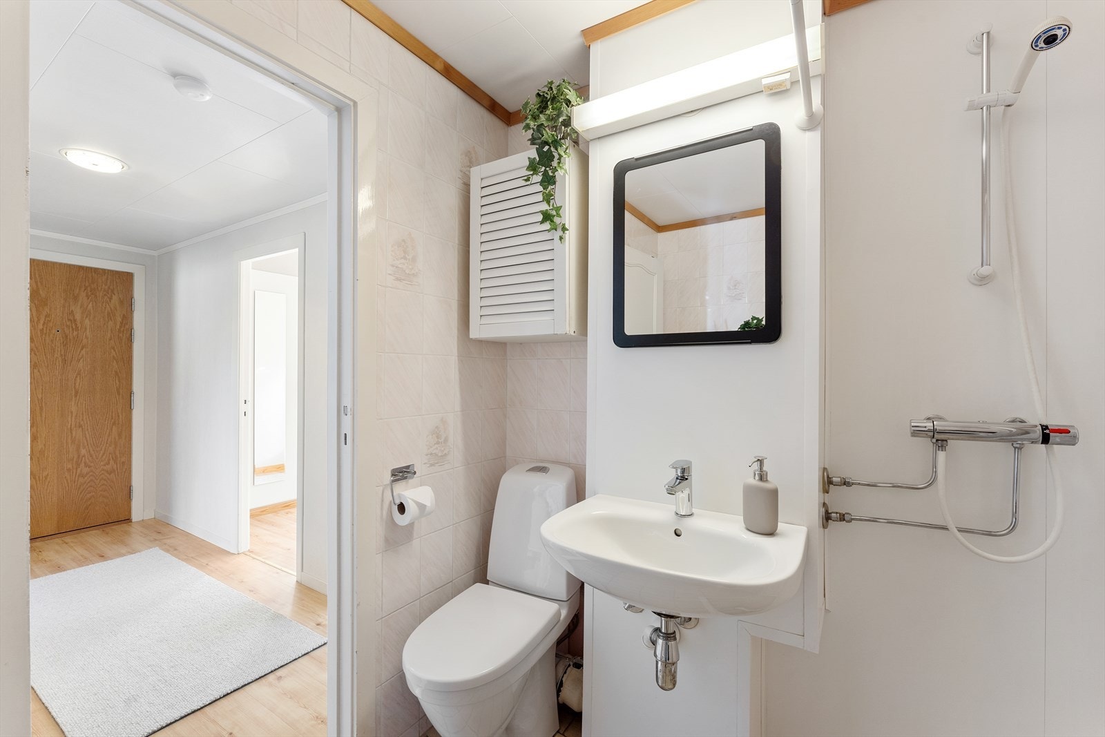 - Badet er lyst og måler 4 m² - Galleribilde