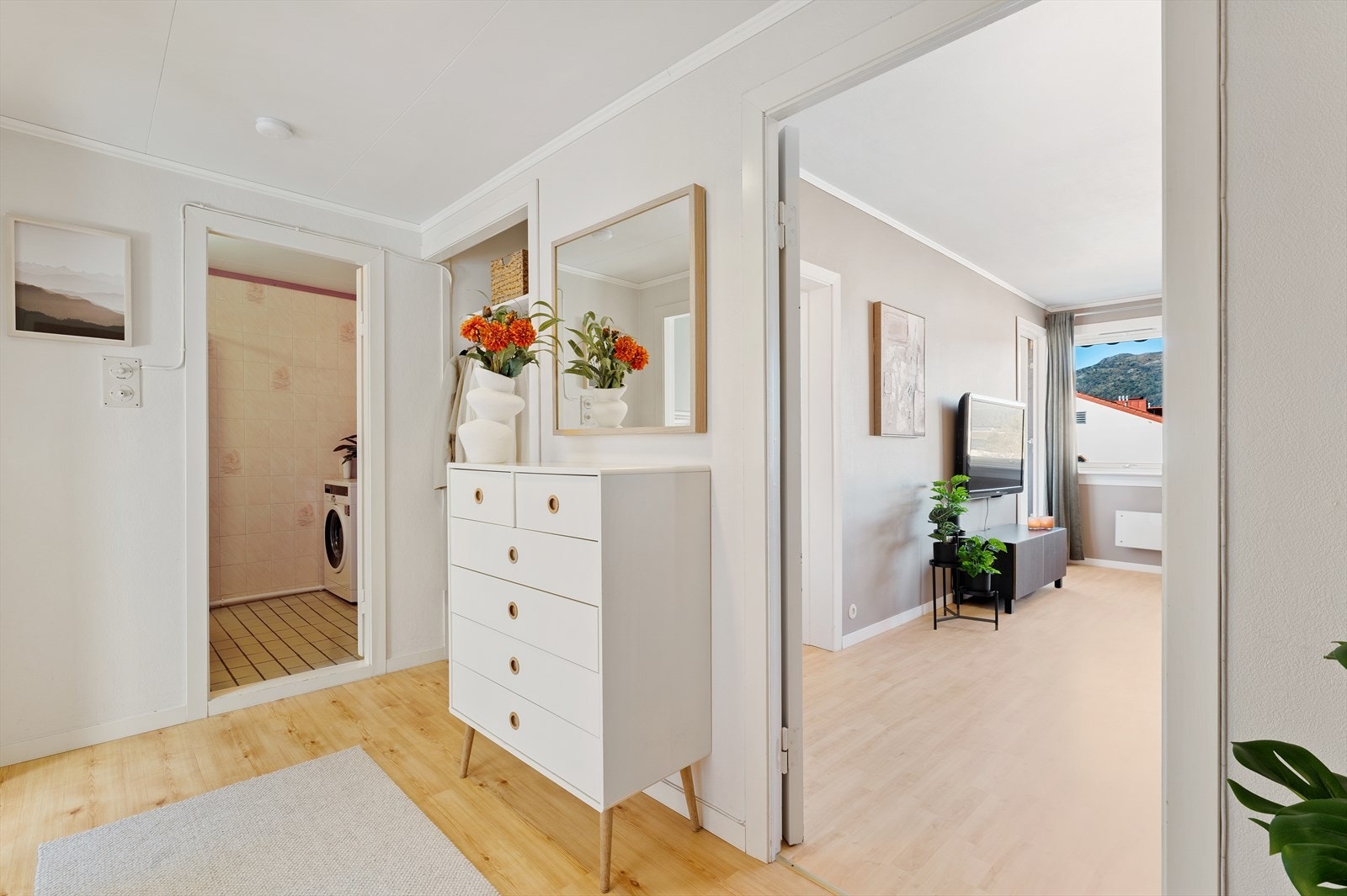 - Praktisk entré som måler 6,7 m² - Galleribilde