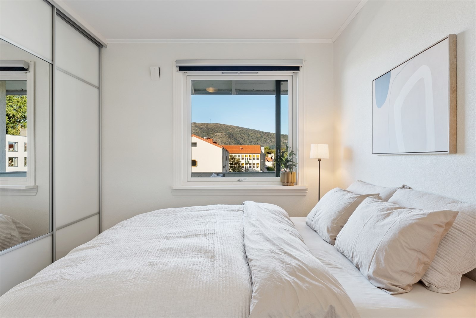 - Rommet har et stort, integrert garderobeskap som gir god plass til klær og tilbehør - Galleribilde