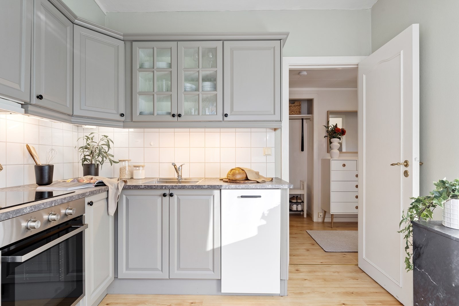 - Her er det god plass til matlaging og oppbevaring - Galleribilde