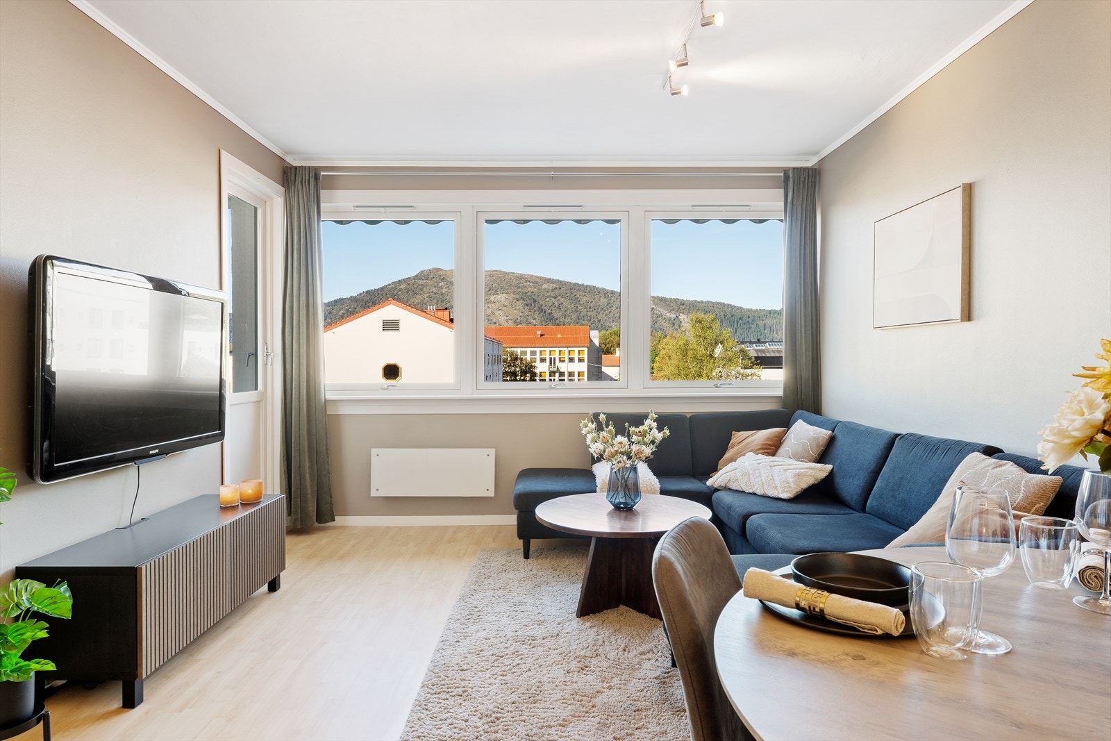 - Fra stuen er det direkte utgang til den koselige balkongen, noe som gjør det enkelt å benytte den - Galleribilde