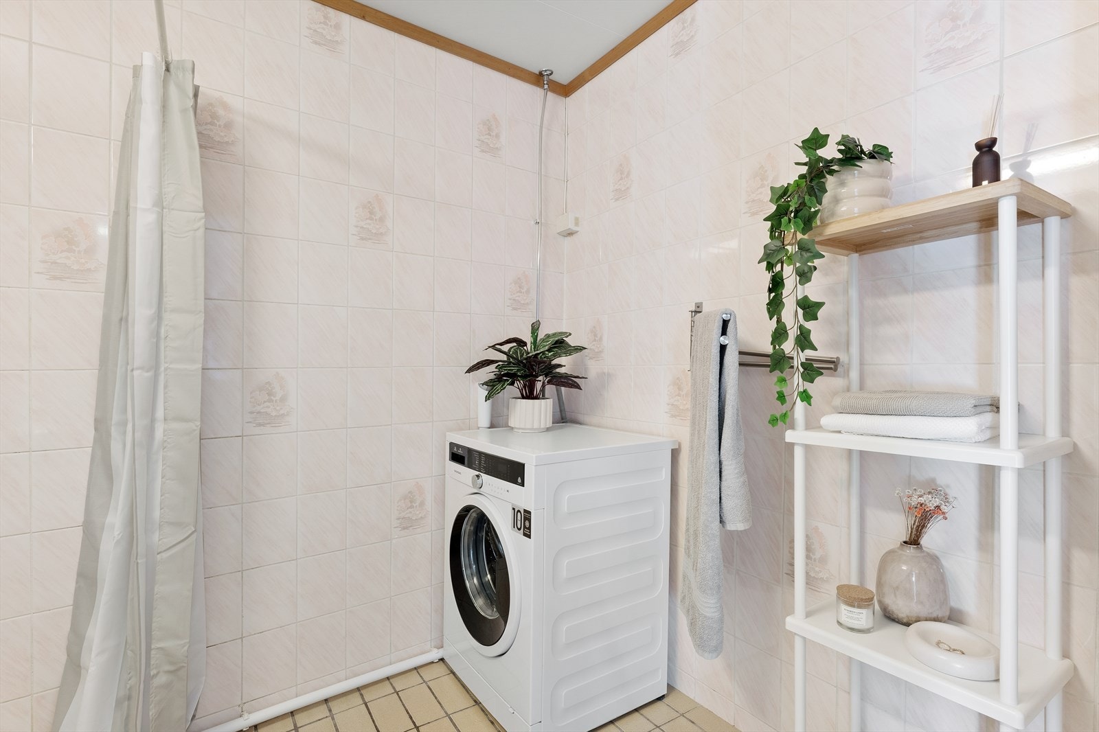 - Det er utstyrt med opplegg for vaskemaskin - Galleribilde