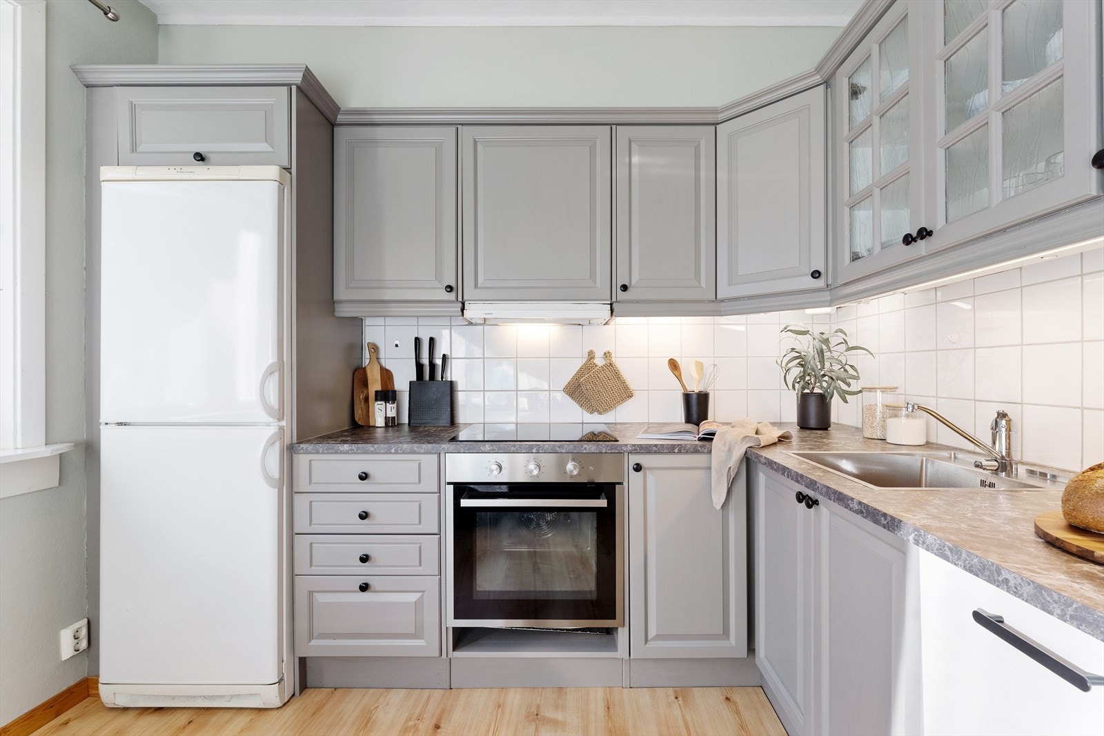 - Kjøkkeninnredningen har tidløse, profilerte fronter og benkeplate i laminat - Galleribilde