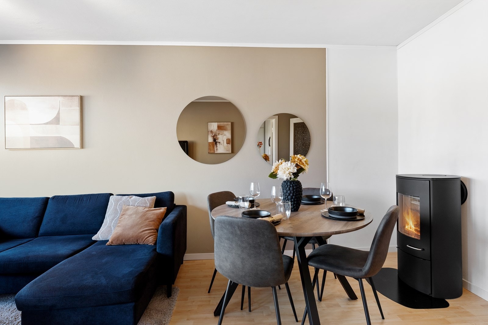 - Stuen har en koselig peis som skaper en varm og innbydende atmosfære - Galleribilde