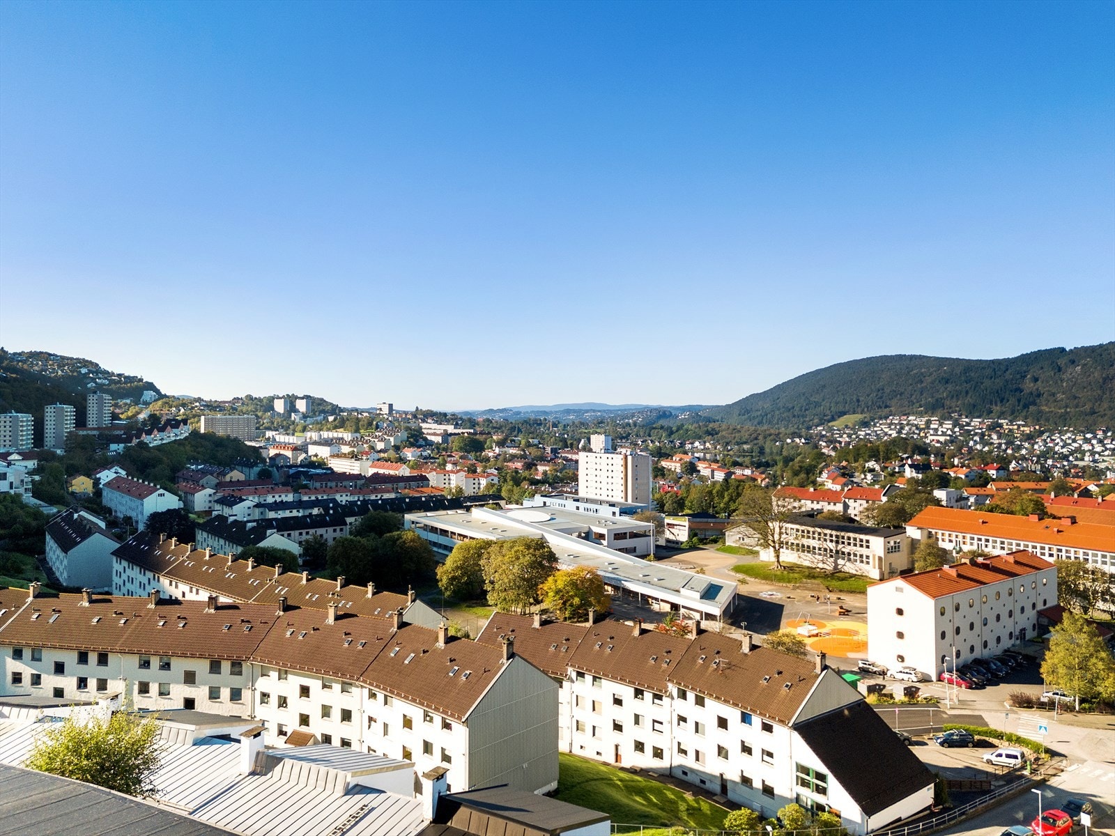 - Her har du nærhet til herlige naturopplevelser som Landåsfjellet, Nattlandsfjellet og Ulriken. Det er også kort vei til sentrum - Galleribilde