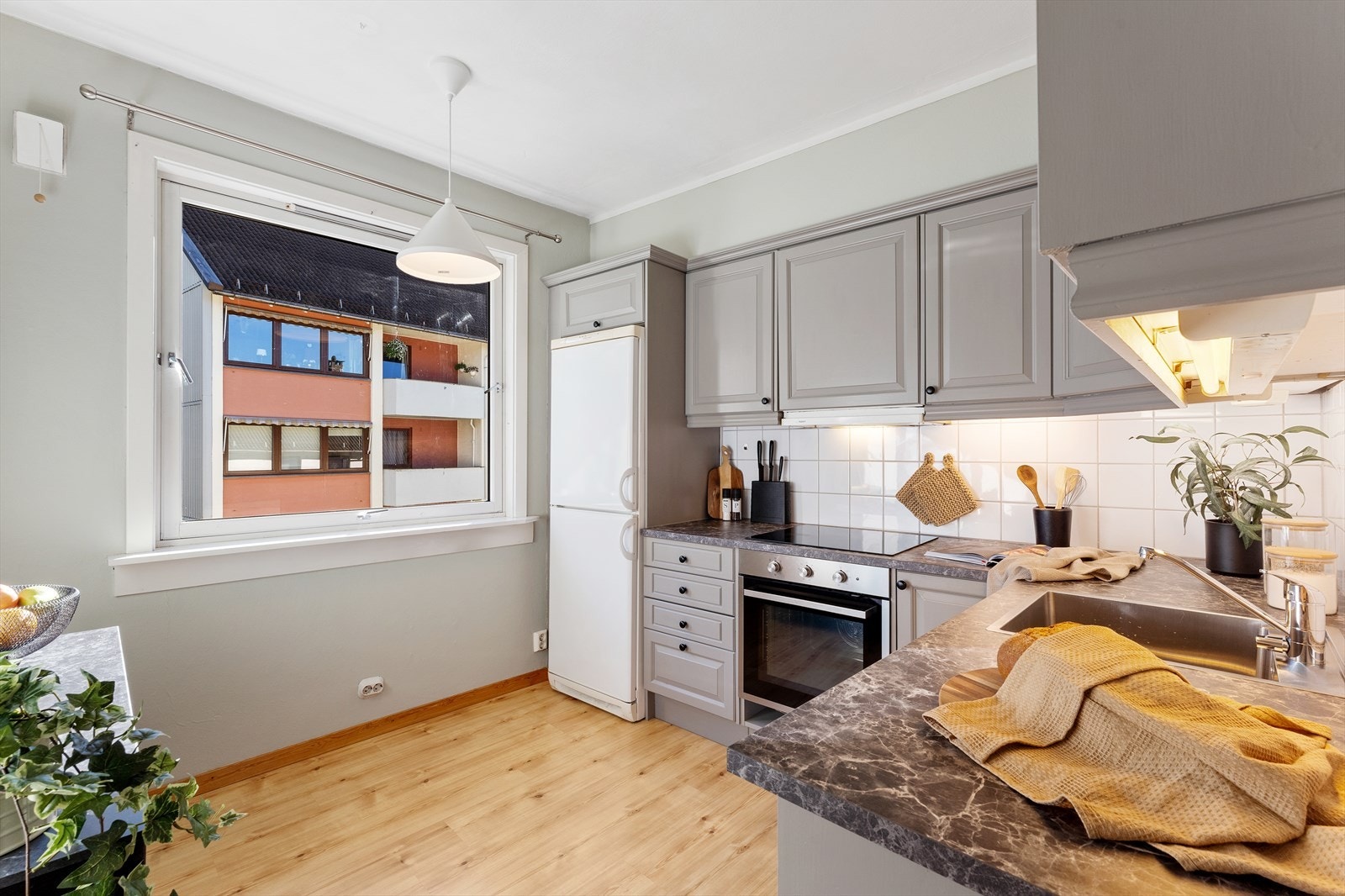 - Videre kommer vi til et lyst kjøkken på 8,1 m² - Galleribilde