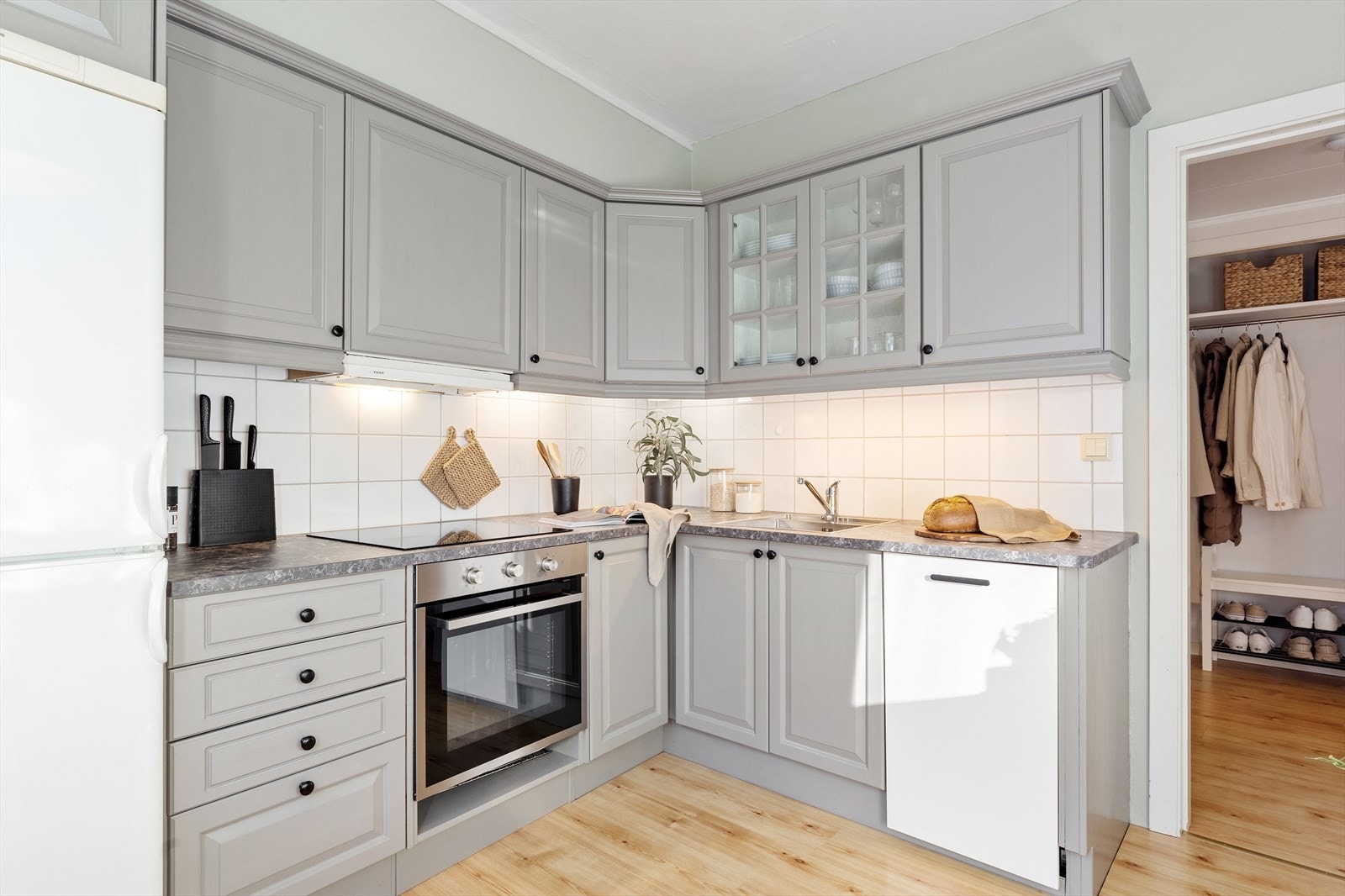 - Det er integrert platetopp, stekeovn og oppvaskmaskin til glede for ny eier! - Galleribilde