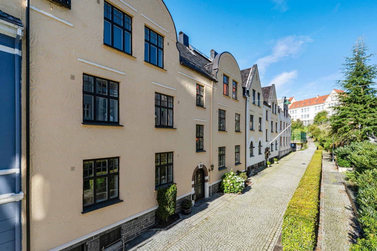 Bygget er generelt velholdt og ærverdig med romslig gang og fellesarealer Galleribilde