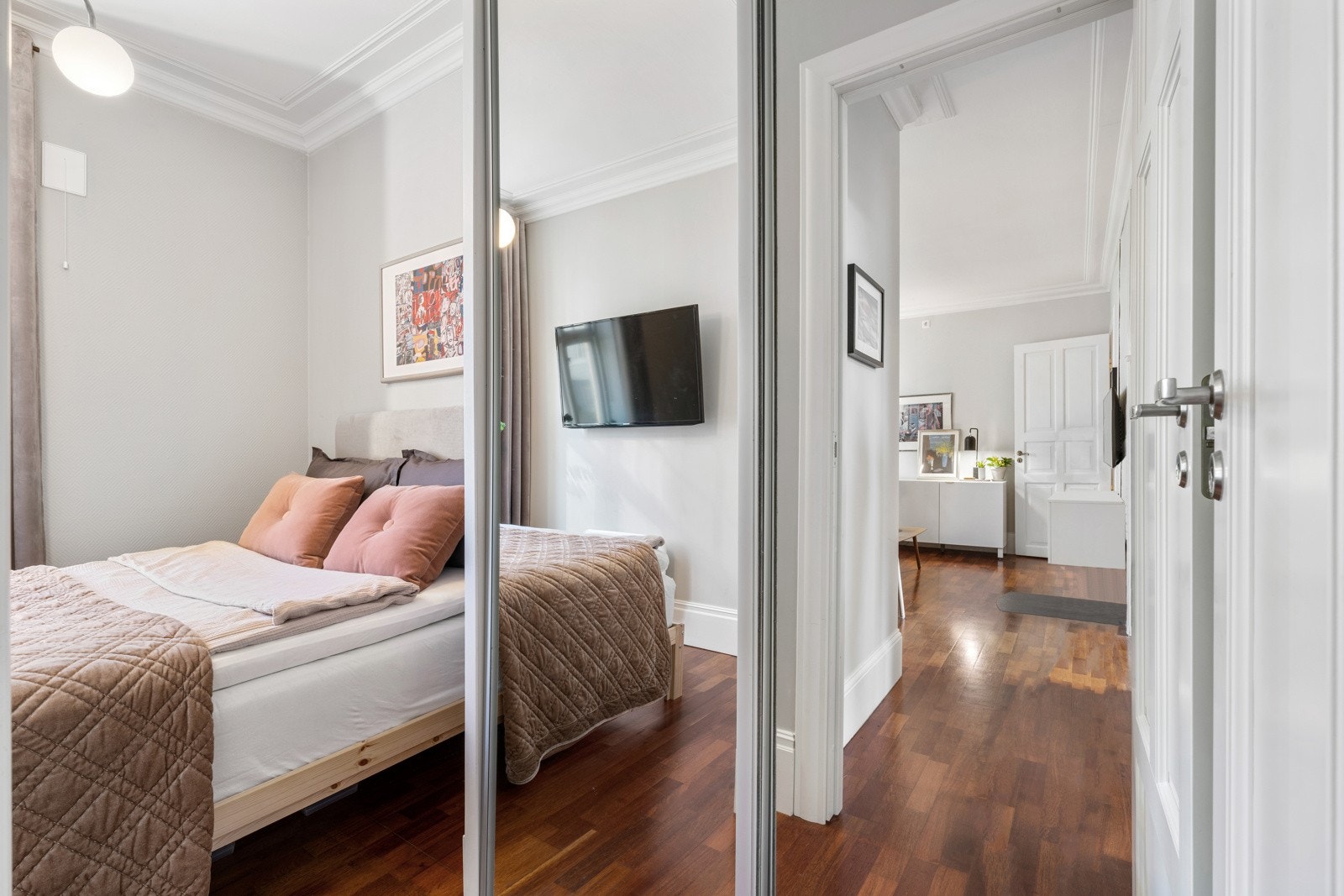 Det er plass til dobbeltseng, og ved inngangen til soverommet er det en praktisk skyvedørsgarderobe Galleribilde