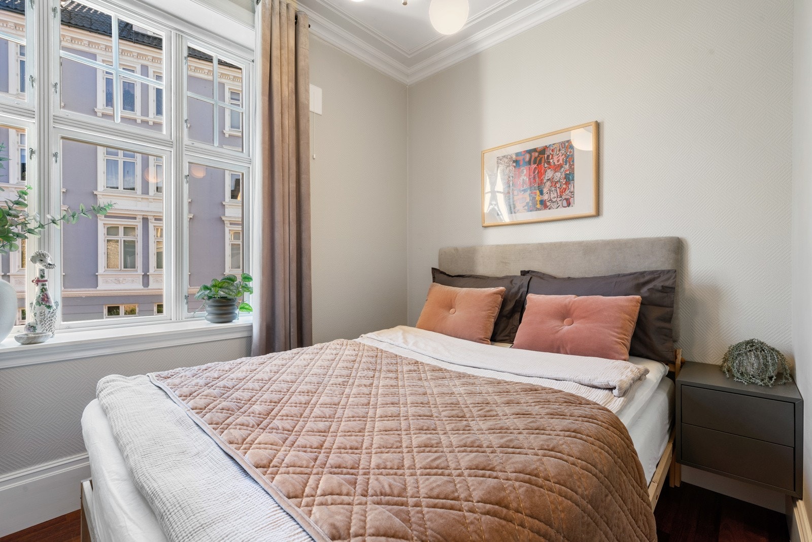 Leiligheten har to soverom. Tidligere del av stuen er i dag omgjort til hovedsoverom Galleribilde