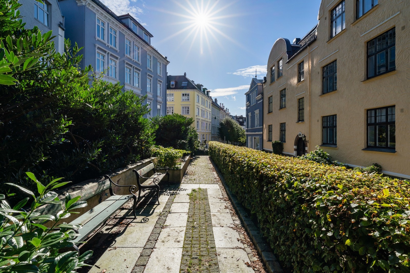 Sentrumskjernen ligger en kort gåtur fra leiligheten, men det er også hyppige bussavganger i boligens nabolag Galleribilde