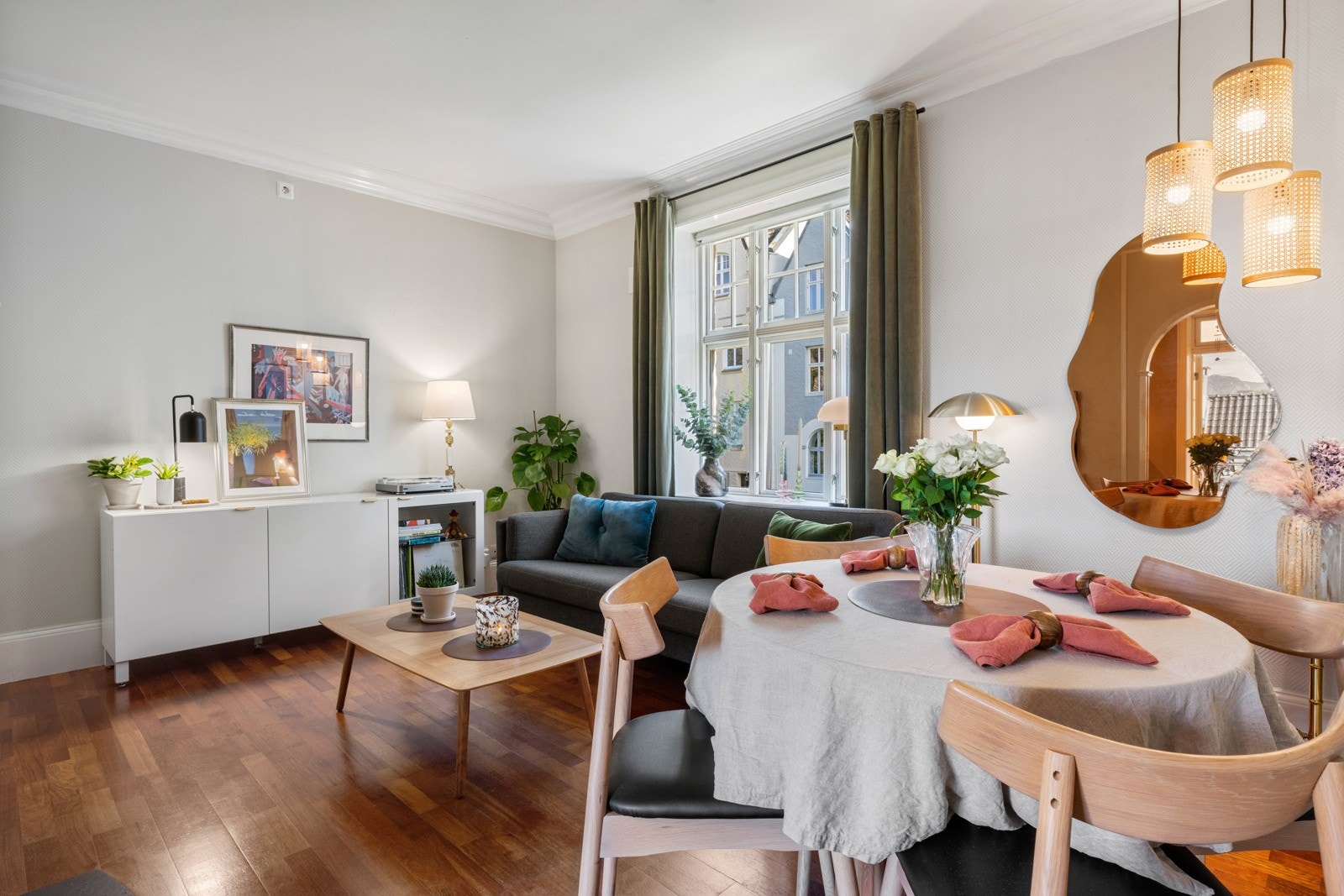Det store stuevinduet slipper inn mye naturlig lys Galleribilde