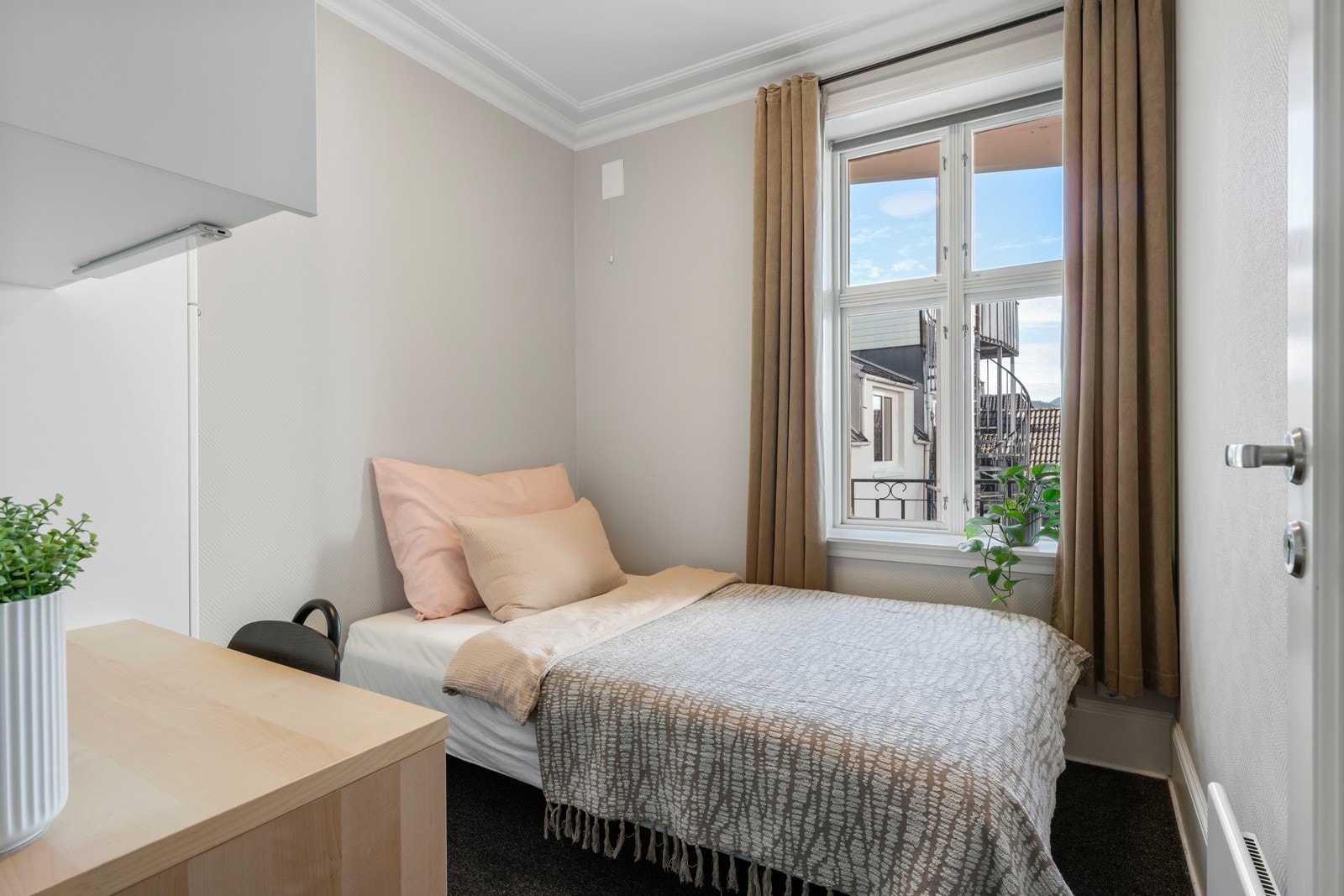 Soverom nr 2 er lyst og trivelig med teppe på gulv Galleribilde