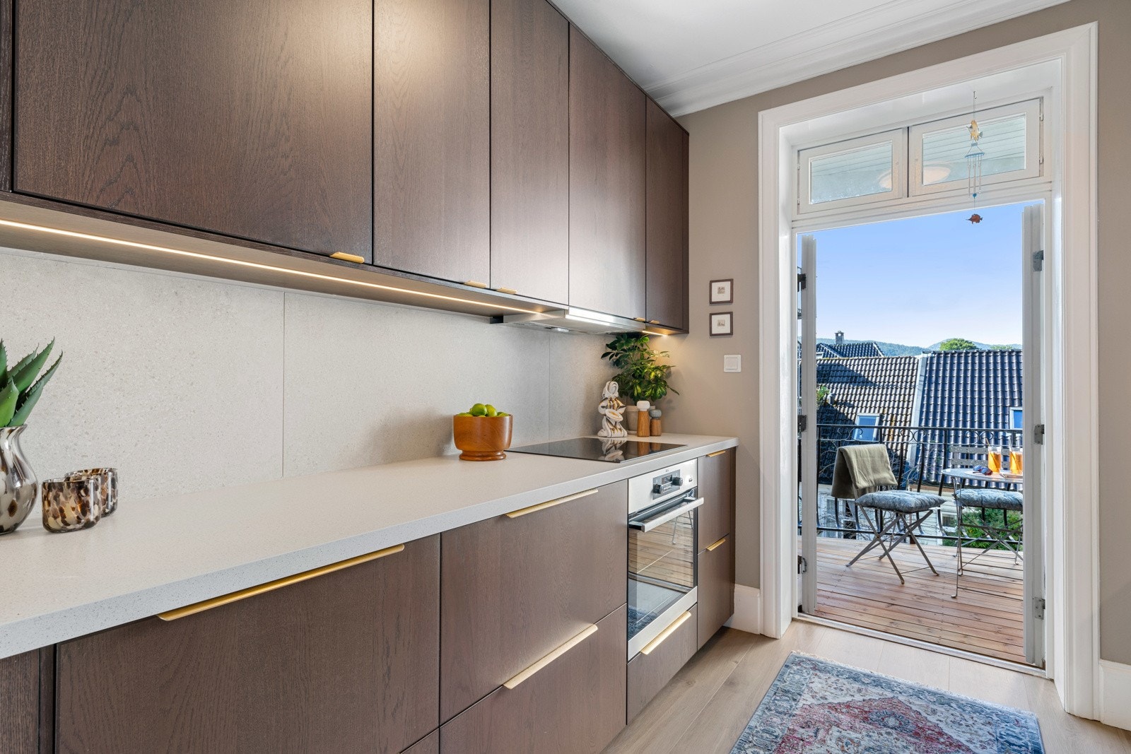 Stilig IKEA kjøkkeninnredning med moderne, slette fronter og integrerte hvitevarer Galleribilde