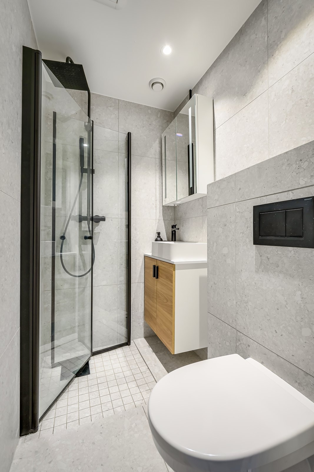 Lekkert flislagt bad bad fra 2022 med gulvarme og downlights i taket Galleribilde