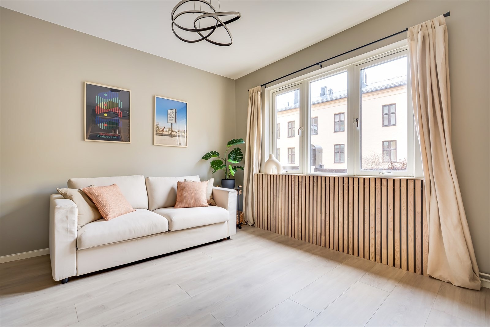 Leiligheten ble pusset opp i 2022 og fremstår som moderne og arealeffektiv. Planløsningen består av stue/kjøkken bad og entre. Galleribilde