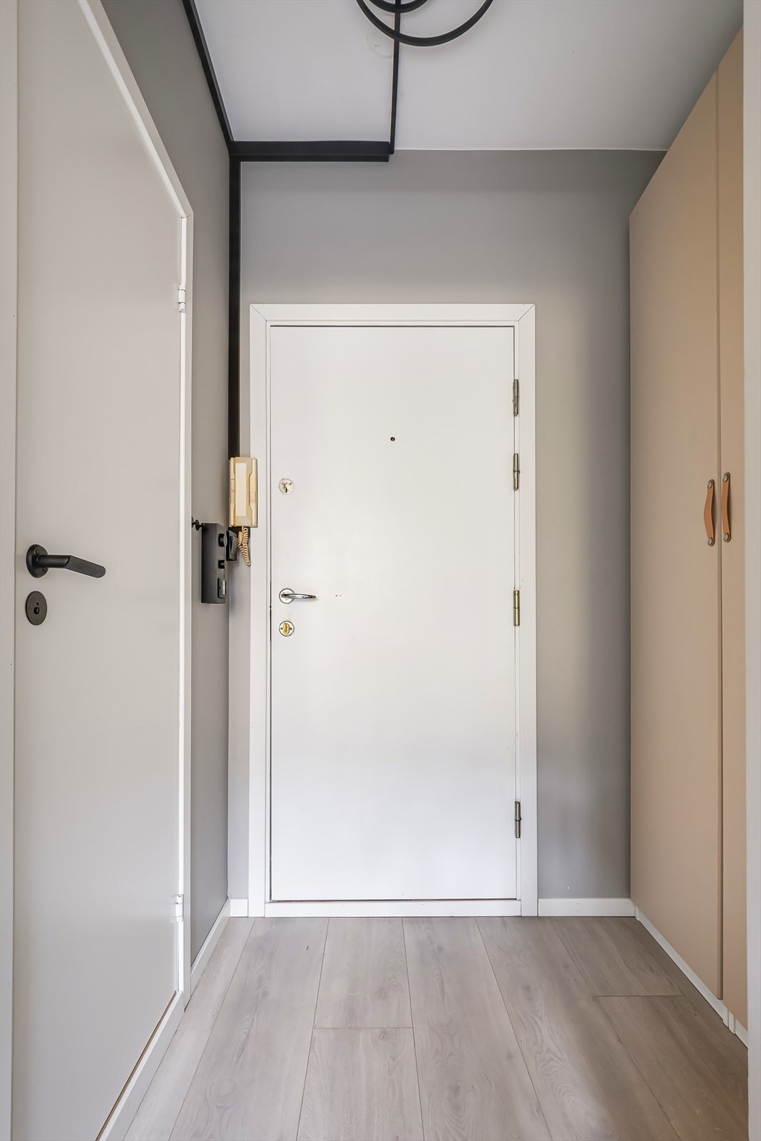 Innbydende entré med gode oppbevaringsmuligheter i stort garderobeskap. Galleribilde