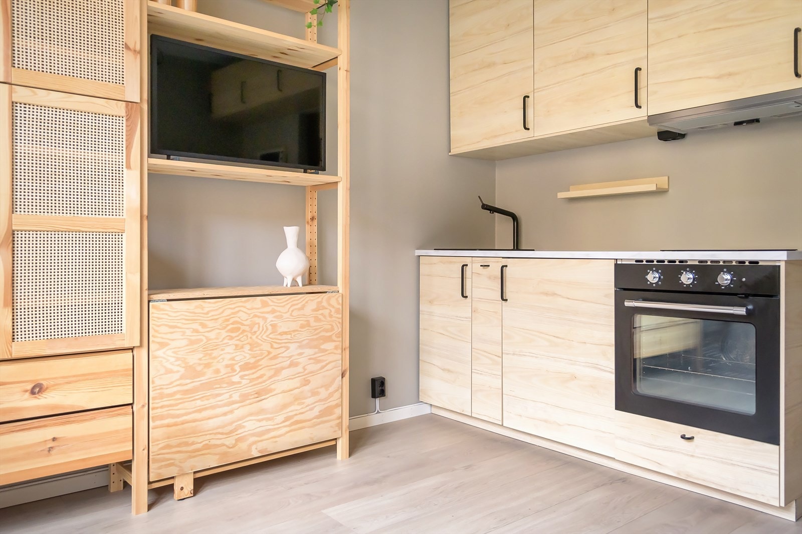 Her får du et stilrent kjøkken som er godt utnyttet med skap- og benkeplass. Galleribilde