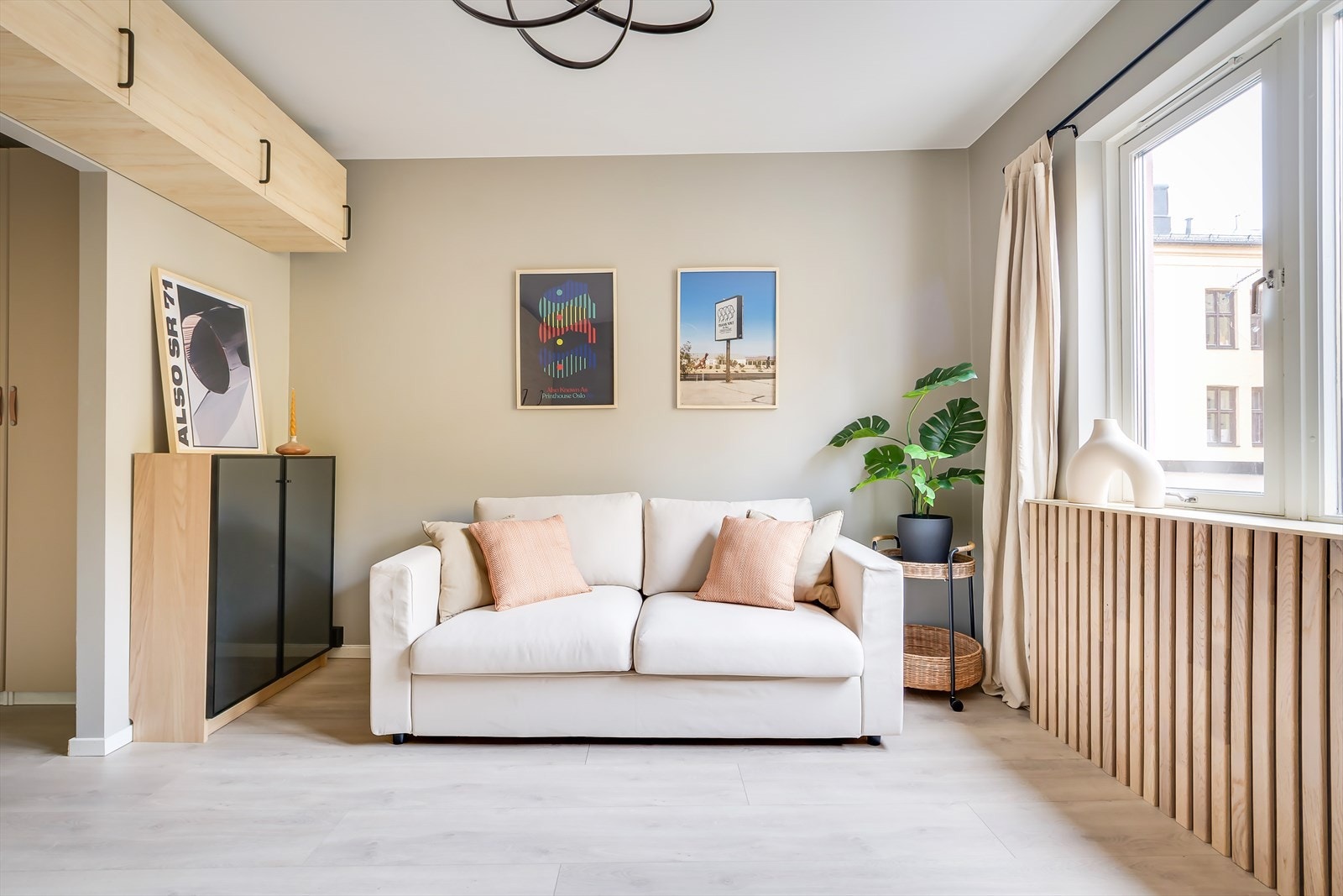 Arealeffektiv stue med plass til sofa/seng og spisebord. Galleribilde