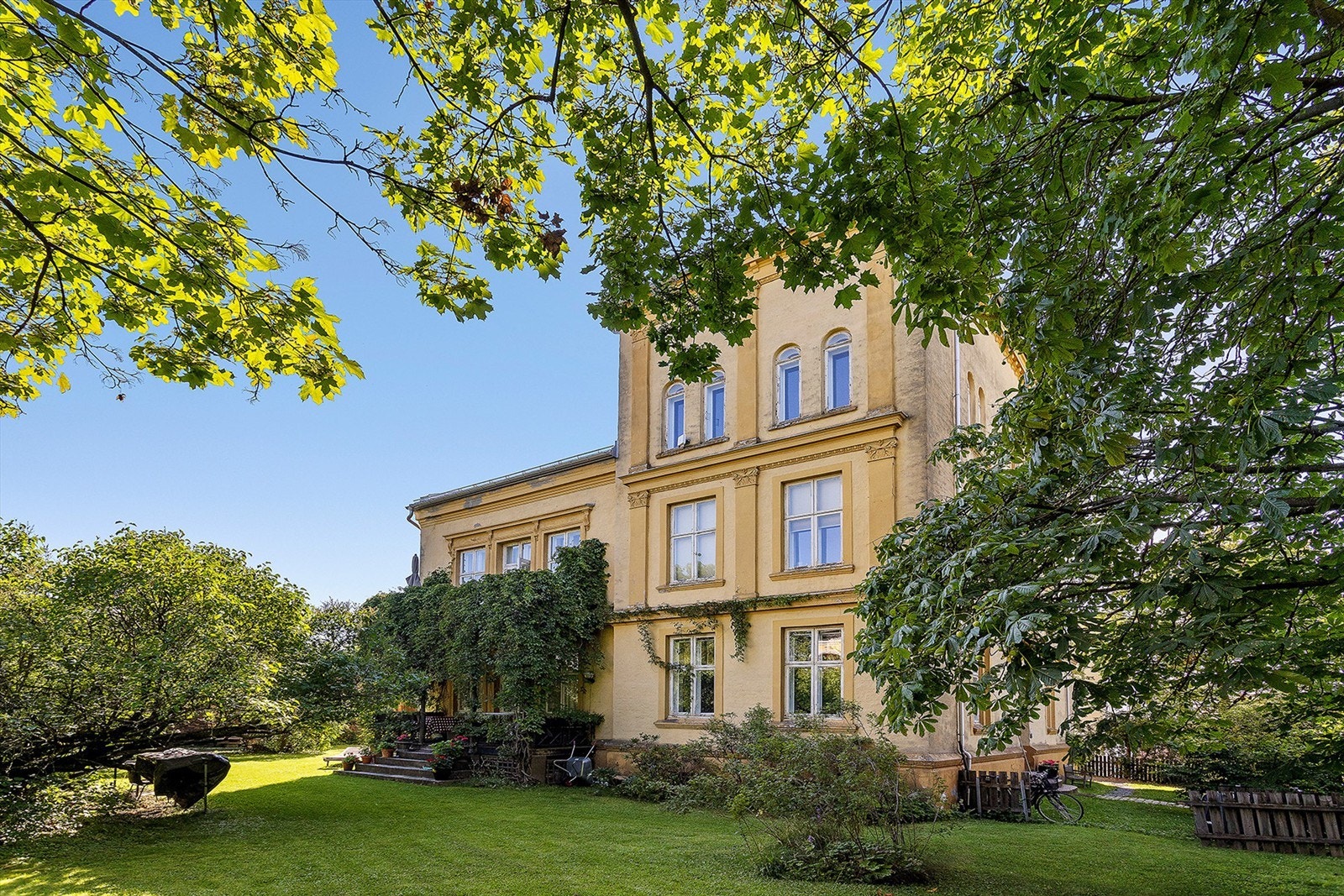 Fasade av det flotte bygget. Galleribilde