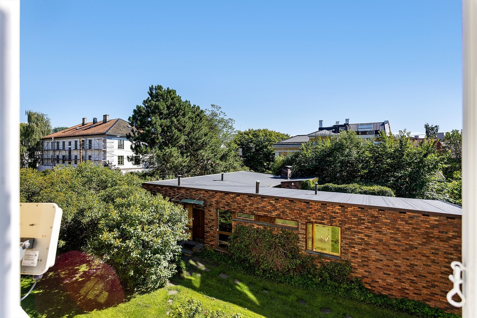 Boligen ligger sentralt og tilbaketrukket til i et villaområde. Galleribilde