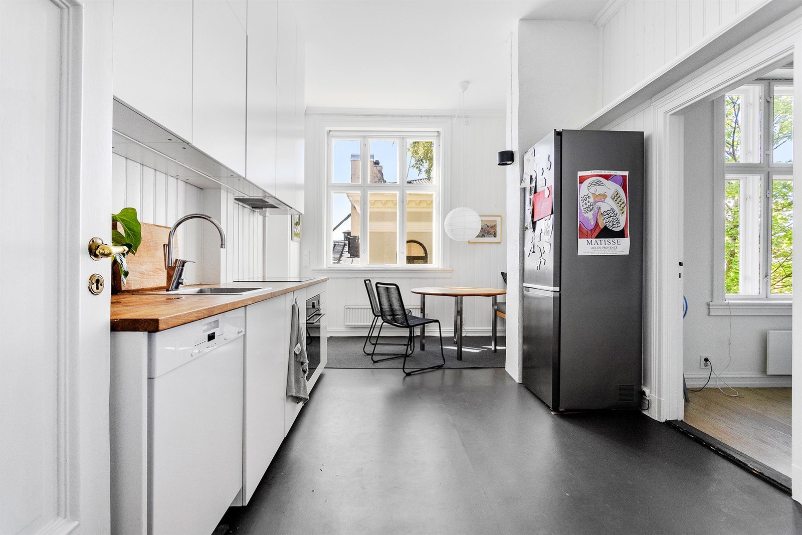 Pent kjøkken med god plass til spisebord. Galleribilde