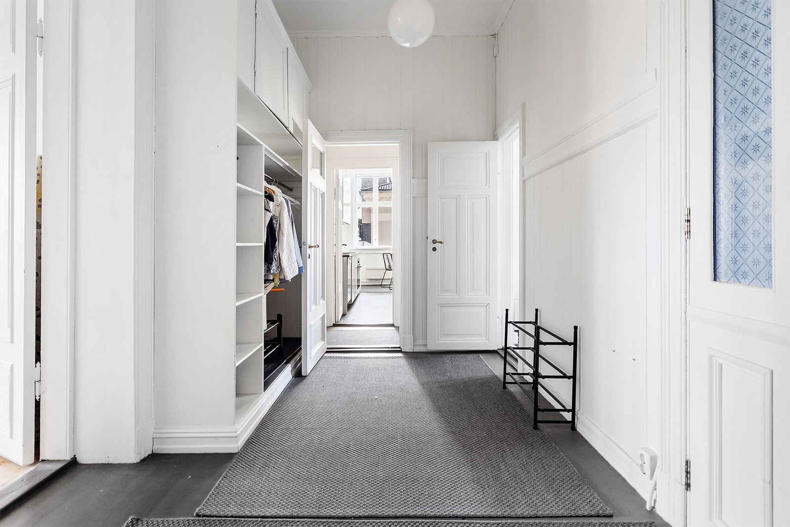 Romslig entré. Galleribilde