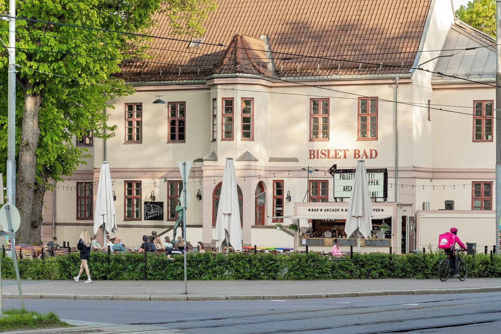 Bislett 5 minutter gange fra leiligheten. Her er det et riktig utvalg av serveringssteder, treningsmuligheter m.m. Galleribilde