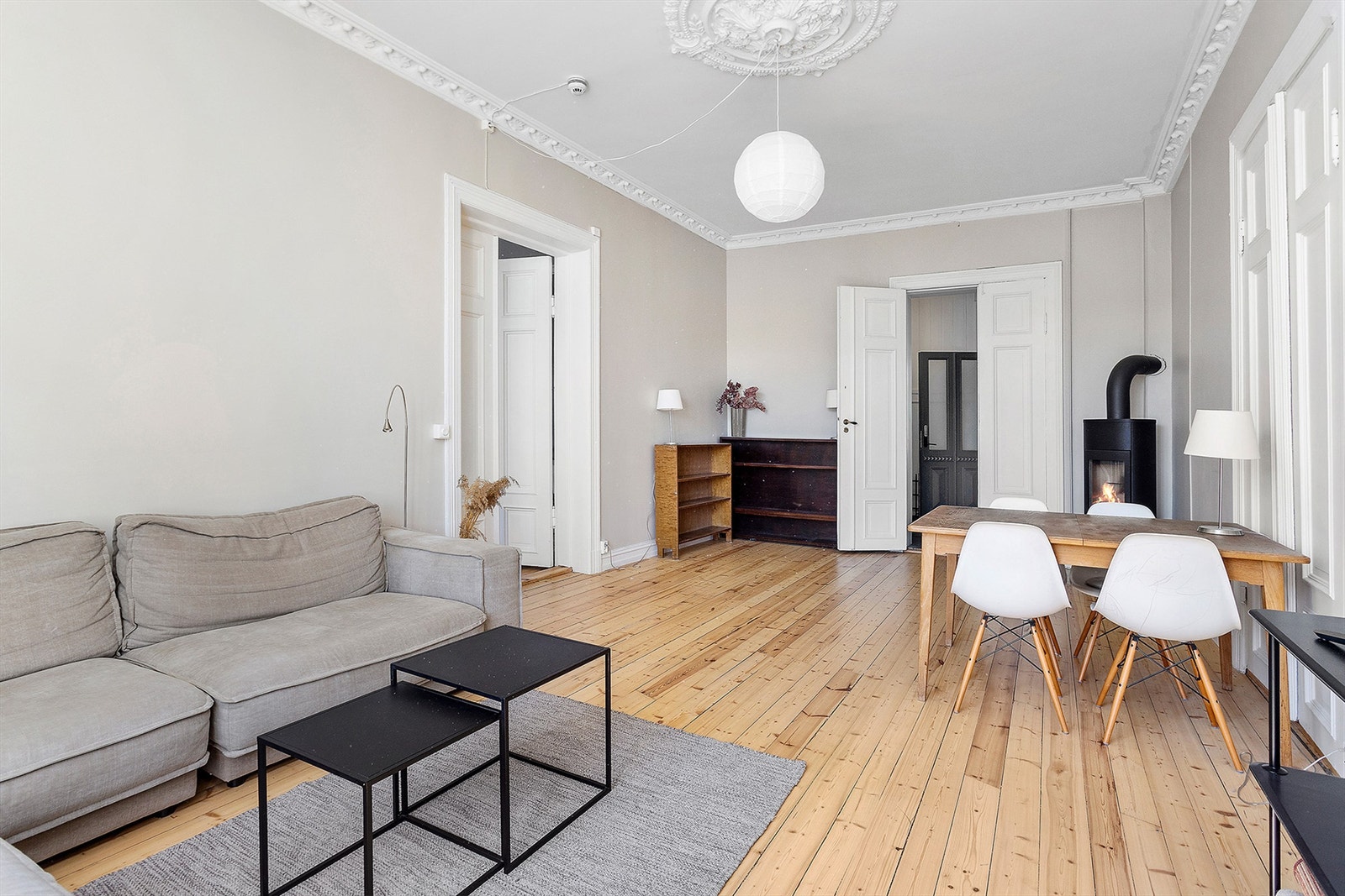 Stue med plass til spisebord, sofakrok og tilhørende møblement. Galleribilde