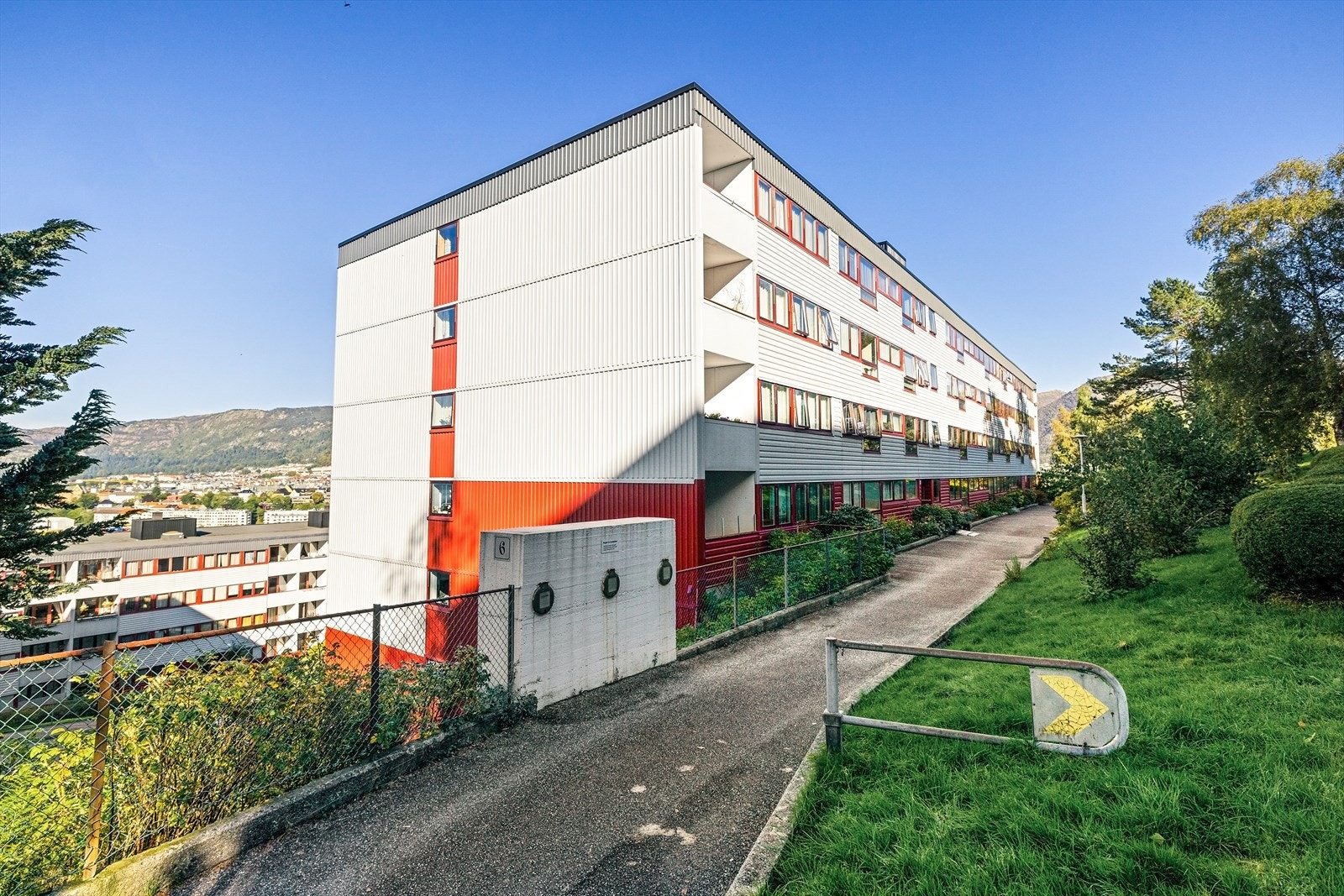 Munsterbekken borettslag har flotte, velholdte grøntarealer og samlingsplasser for beboerne Galleribilde