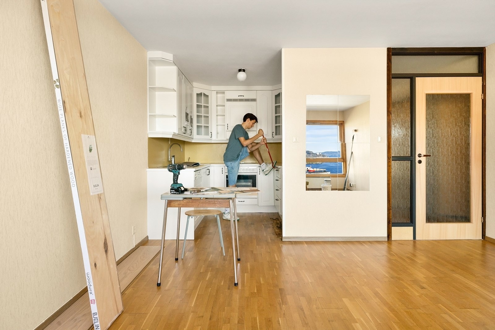 Laminert benkeplate med integrert platetopp, ovn og oppvaskmaskin Galleribilde