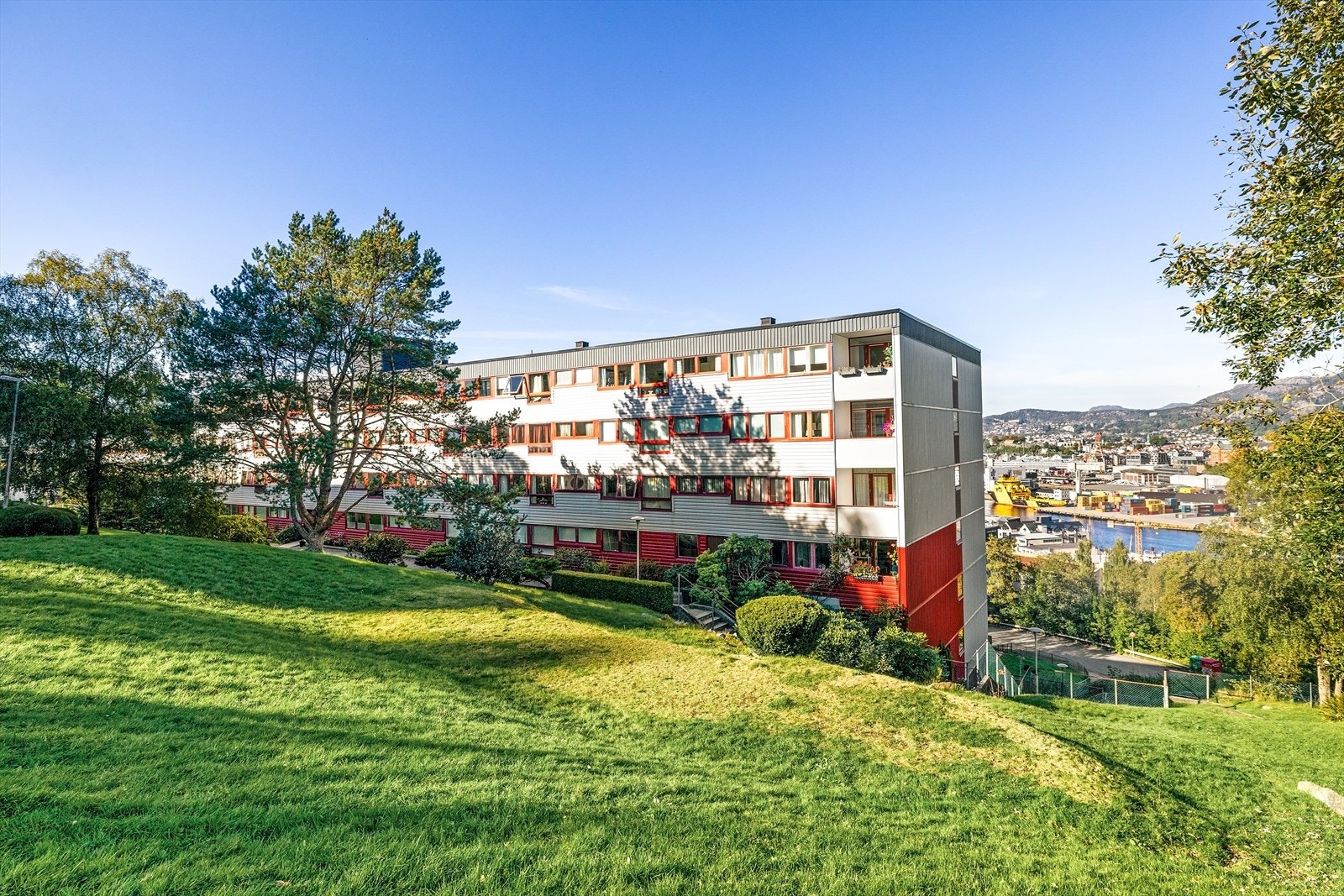 Frydenbølien ligger på et høydedrag på Gyldenpris, med kort gangavstand til sentrum, dagligvare, studieinstitusjoner, sjøliv og turstier Galleribilde