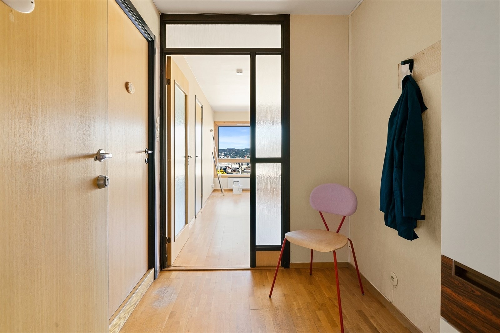 Romslig entré Galleribilde